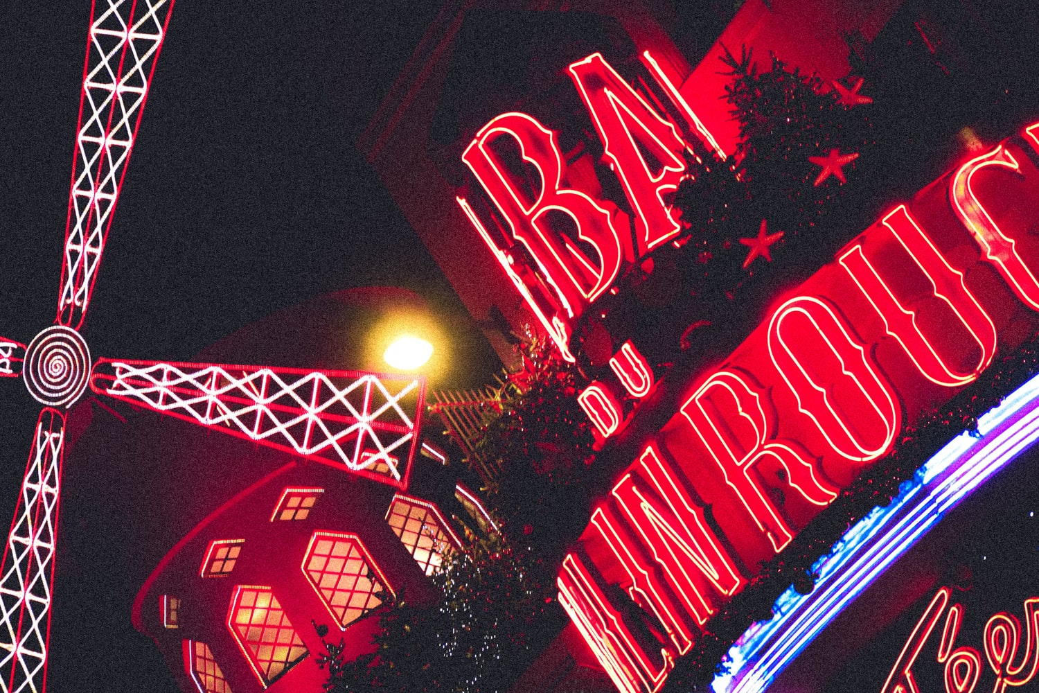 Hoteluri ieftine în Bar Moulin Rouge, România